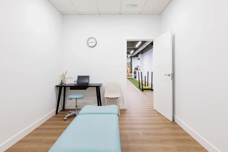 camilla en sala de fisioterapia en la clinica alhondiga en indautxu bilbao